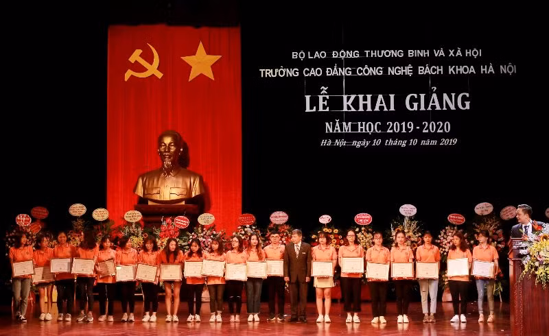 Khen thưởng sinh viên có thành tích xuất sắc.