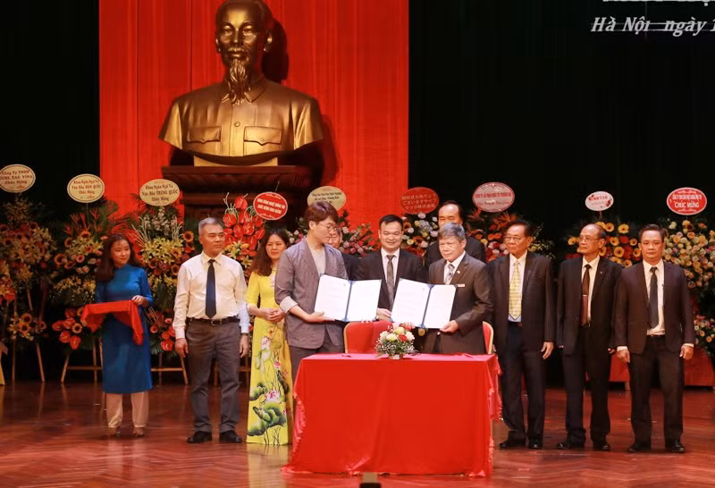 Ký kết hợp tác với các đối tác.