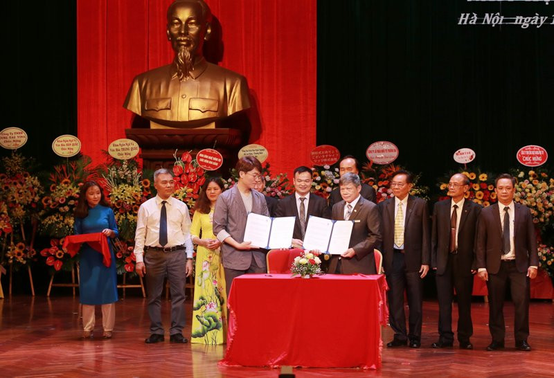 Ký kết hợp tác với các đối tác. Ký kết hợp tác với các đối tác.