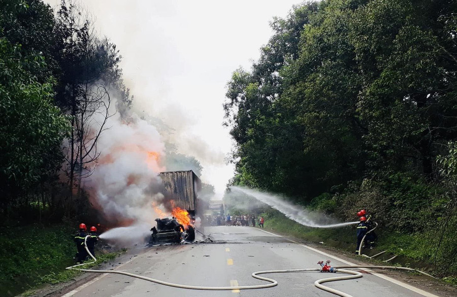 Lực lượng chức năng có mặt tại hiện trường, khống chế đám cháy (Ảnh: Công an Quảng Trị).