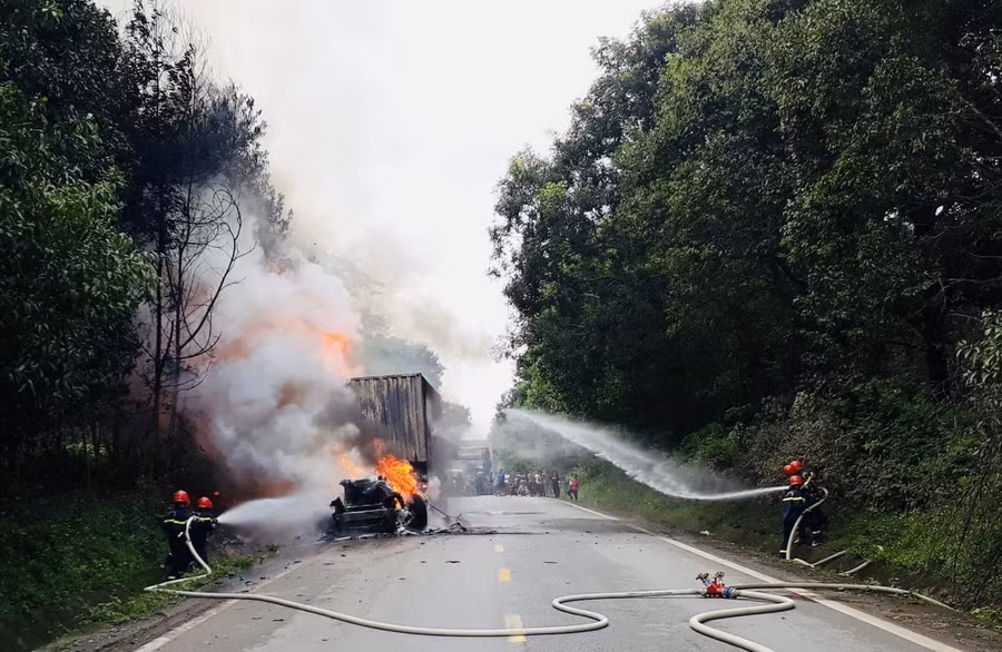 Lực lượng chức năng có mặt tại hiện trường, khống chế đám cháy (Ảnh: Công an Quảng Trị).