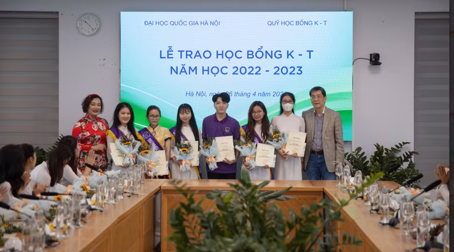 Chủ tịch tập đoàn T&C trao Học bổng K-T cho sinh viên ĐHQGHN.