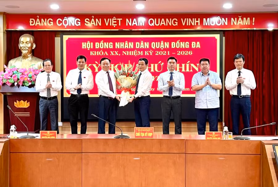 Lãnh đạo quận Đống Đa tặng hoa chúc mừng ông Nguyễn Thanh Tùng.