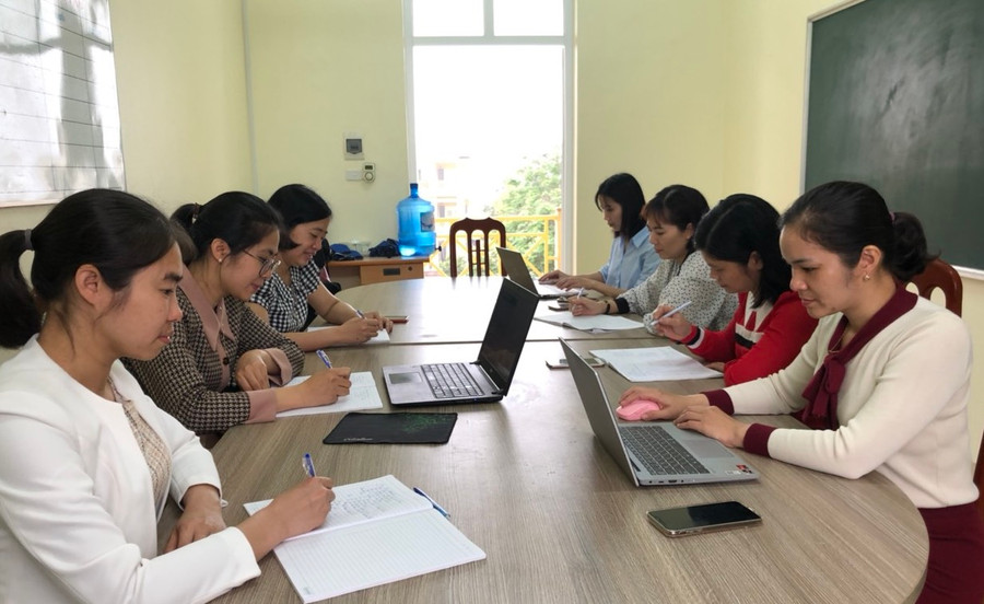 Các giáo viên trong tổ chuyên môn Vật lý phân tích ma trận đề thi để hướng dẫn ôn tập cho HS. Các giáo viên trong tổ chuyên môn Vật lý phân tích ma trận đề thi để hướng dẫn ôn tập cho HS.