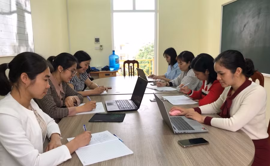 Các giáo viên trong tổ chuyên môn Vật lý phân tích ma trận đề thi để hướng dẫn ôn tập cho HS.