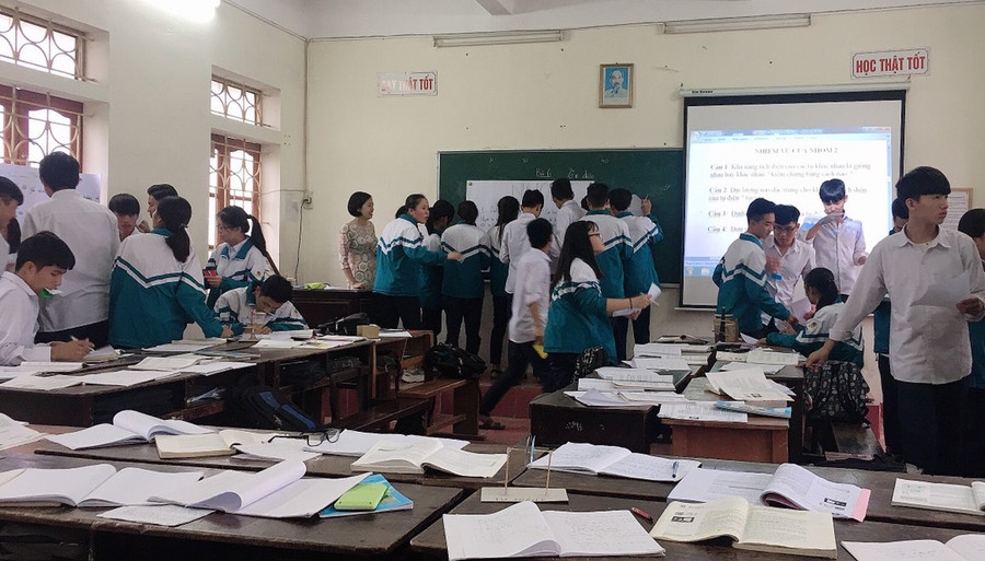 Không khí ôn thi tốt nghiệp của học sinh Trường THPT Mỹ Lộc hết sức hối hả. Không khí ôn thi tốt nghiệp của học sinh Trường THPT Mỹ Lộc hết sức hối hả.