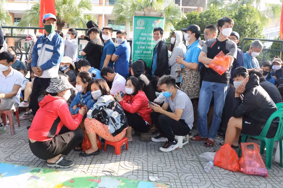 Nhiều người dân đã xếp hàng từ tối hôm qua 2/5 để đợi mua vé.