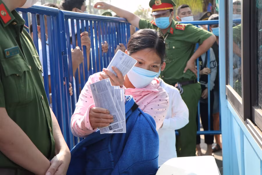 Những người may mắn cầm trên tay những chiếc vé đầu tiên trong ngày hôm nay.