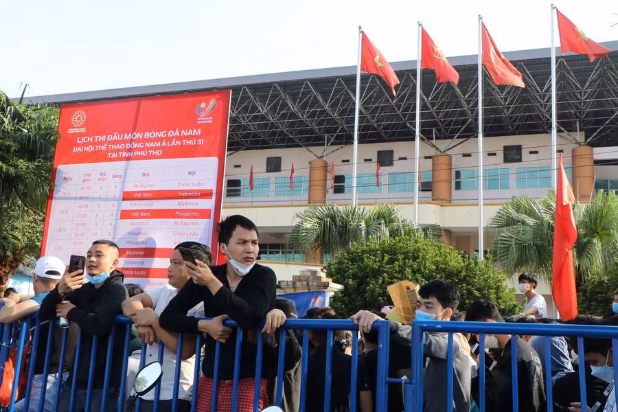 Hàng nghìn người chen lấn, xô đẩy mua vé xem U23 Việt Nam ảnh 3