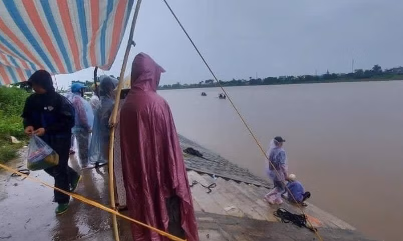 Lực lượng chức năng đang tìm kiếm các nạn nhân.