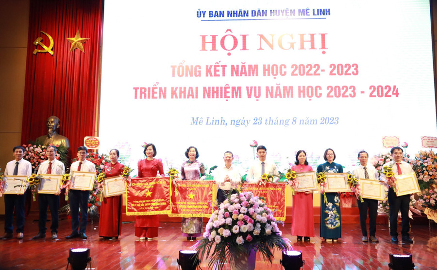 Chủ tịch UBND huyện Mê Linh tặng Cờ thi đua và Bằng khen của UBND thành phố cho các tập thể. Chủ tịch UBND huyện Mê Linh tặng Cờ thi đua và Bằng khen của UBND thành phố cho các tập thể.