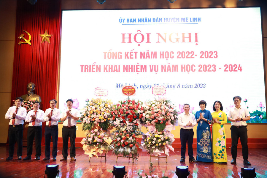 Lãnh đạo huyện Mê Linh tặng hoa chúc mừng ngành GD&ĐT huyện. Lãnh đạo huyện Mê Linh tặng hoa chúc mừng ngành GD&ĐT huyện.