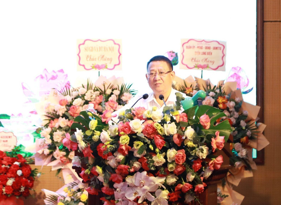 Chủ tịch UBND huyện Mê Linh Hoàng Anh Tuấn phát biểu tại buổi lễ. Chủ tịch UBND huyện Mê Linh Hoàng Anh Tuấn phát biểu tại buổi lễ.