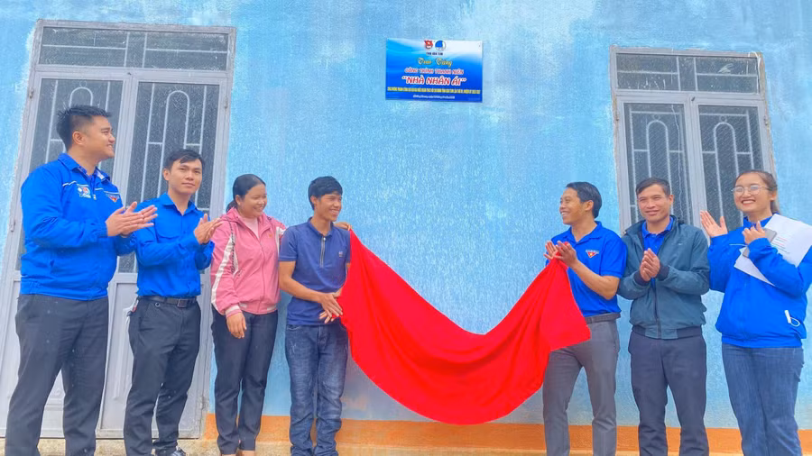 Ngôi nhà nhân ái trao cho anh A Diệu.