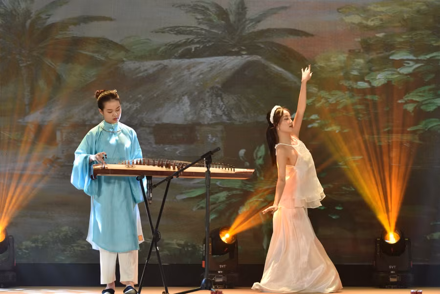 Tiết mục biểu diễn của bạn Nguyễn Thái Hương An đại diện cho các bạn tân sinh viên.