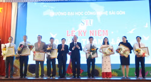 Đại diện Lãnh đạo nhà trường trao bằng khen của Bộ GD&ĐT cho các tập thể, cá nhân đã có nhiều đóng góp việc xây dựng và phát triển nhà trường trong 20 năm qua.