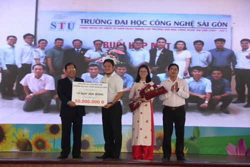 Đại diện Ban liên lạc Cựu SV STU trao biểu trưng học bổng cho Lãnh đạo Nhà trường.