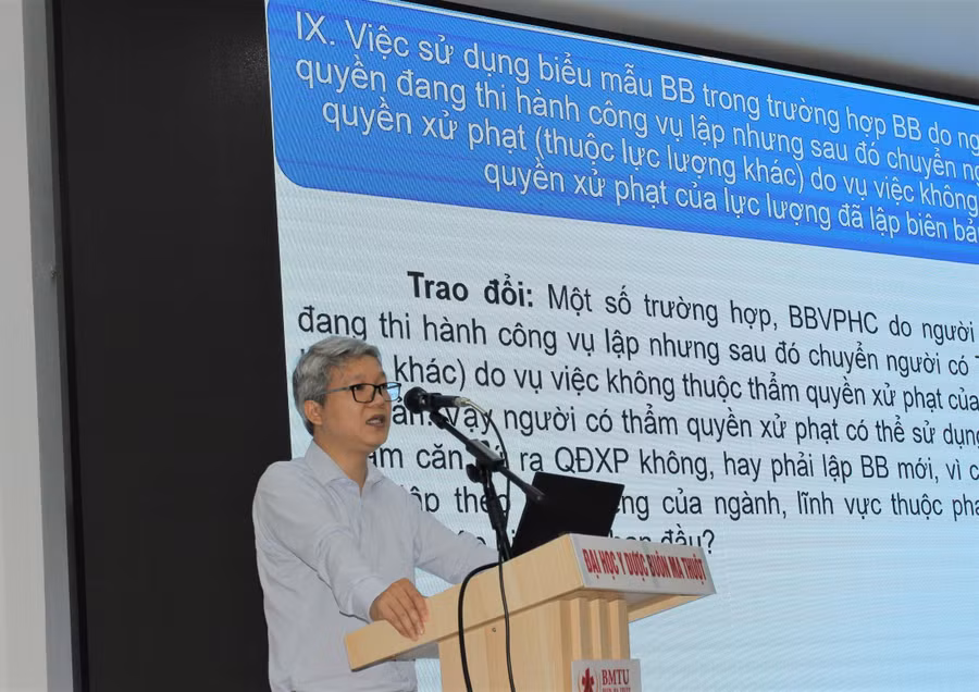 Đại diện Bộ Tư pháp triển khai nội dung tập huấn tại Hội nghị.