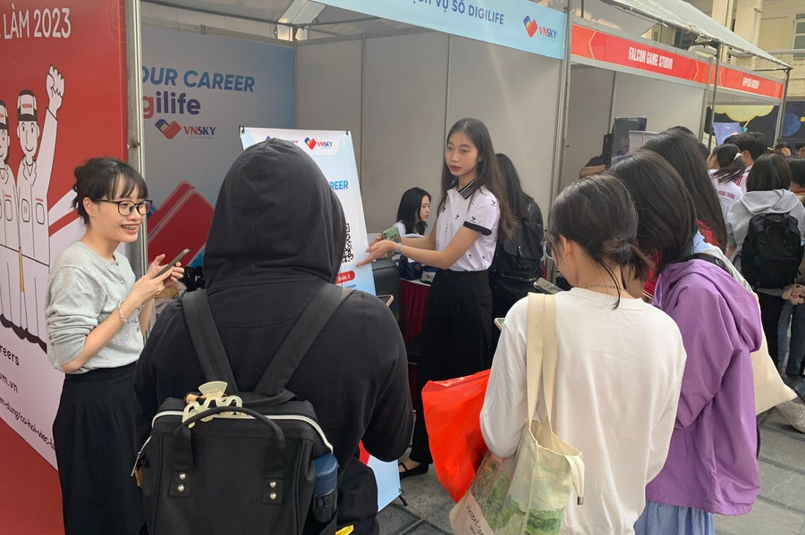 Các gian giới thiệu việc làm của doanh nghiệp thu hút đông đảo sinh viên quan tâm.