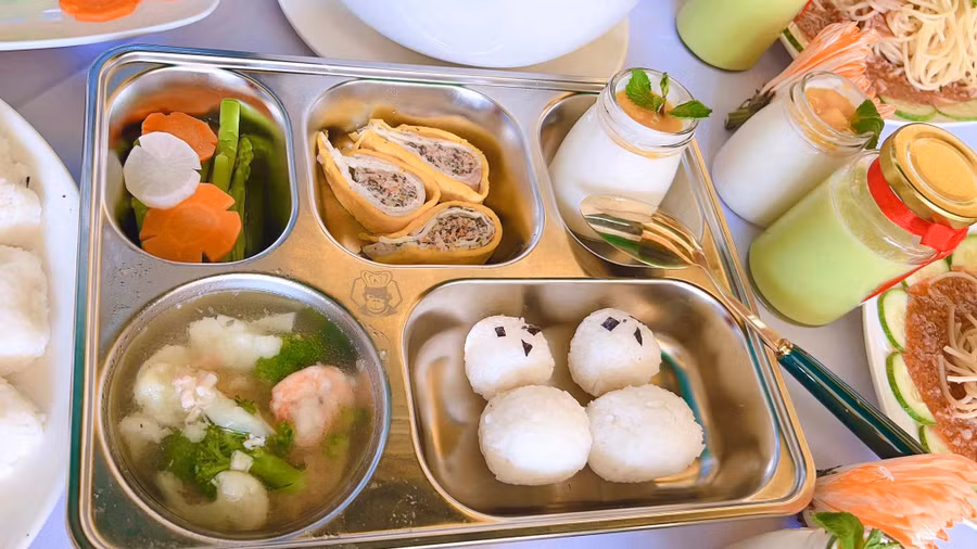 Bữa ăn được các đội thi trình bày hấp dẫn.