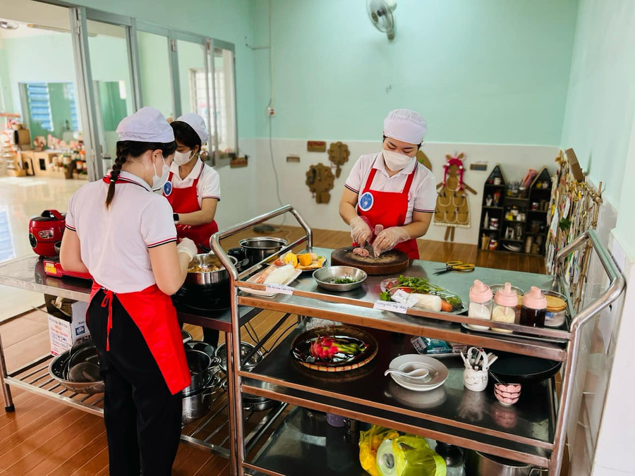 Các giáo viên chuẩn bị bữa ăn dinh dưỡng, đầy đủ khẩu phần trong hội thi. Các giáo viên chuẩn bị bữa ăn dinh dưỡng, đầy đủ khẩu phần trong hội thi.