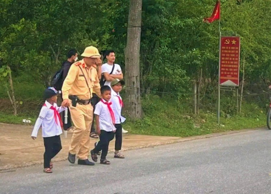 CSGT hỗ trợ đưa học sinh qua đường. CSGT hỗ trợ đưa học sinh qua đường.