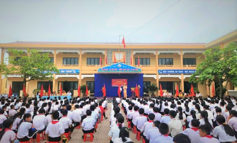 Nâng cao kiến thức kỹ năng tham gia giao thông an toàn cho các em học sinh. Nâng cao kiến thức kỹ năng tham gia giao thông an toàn cho các em học sinh.