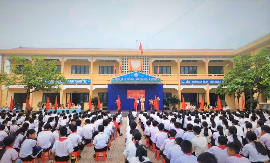 Nâng cao kiến thức kỹ năng tham gia giao thông an toàn cho các em học sinh.