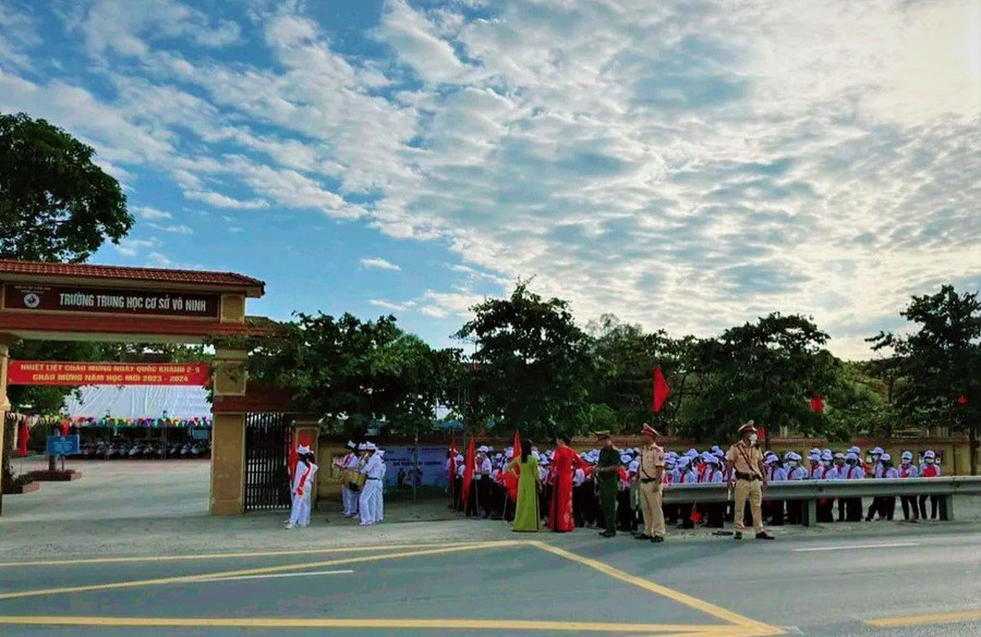 Nhiều trường học xây dựng mô hình cổng trường an toàn, học sinh tuân thủ quy định giao thông. Nhiều trường học xây dựng mô hình cổng trường an toàn, học sinh tuân thủ quy định giao thông.