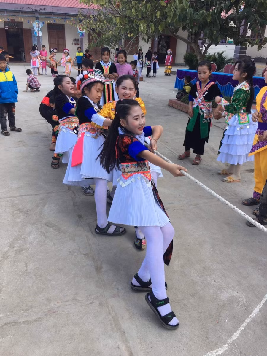 Hoạt động vui chơi trong Chương trình "Xuân yêu thương, Tết sum vầy" của Trường tiểu học Nậm Cắn I. Ảnh: NVCC