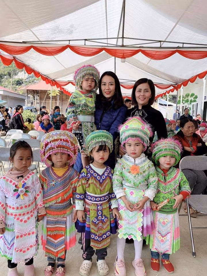 Cô Nguyễn Thị Lệ (ngoài cùng bên phải - hàng 2) cùng các học trò của mình. Ảnh: NVCC