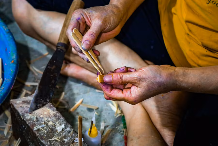 Sau khi đã có đủ nguyên liệu là thân và cánh, người nghệ nhân sẽ tiến hành lắp ghép chúng lại để tạo thành hình dáng hoàn chỉnh của chuồn chuồn.