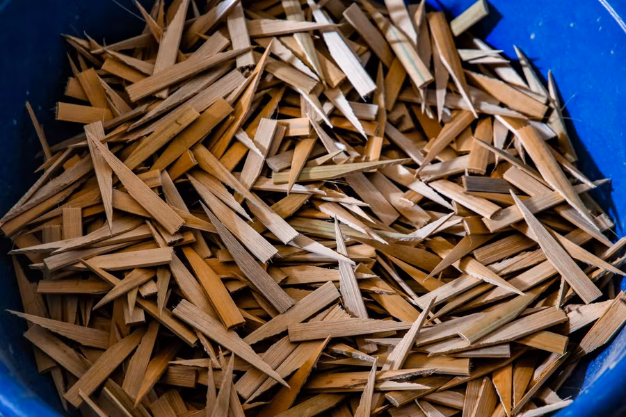 Những cây tre đã được chọn lọc được người nghệ nhân đẽo gọt, đem cạo sạch vỏ rồi phơi khô và sau đó sẽ đến công đoạn tạo hình thù phù hợp cho thân và cánh của chuồn chuồn.