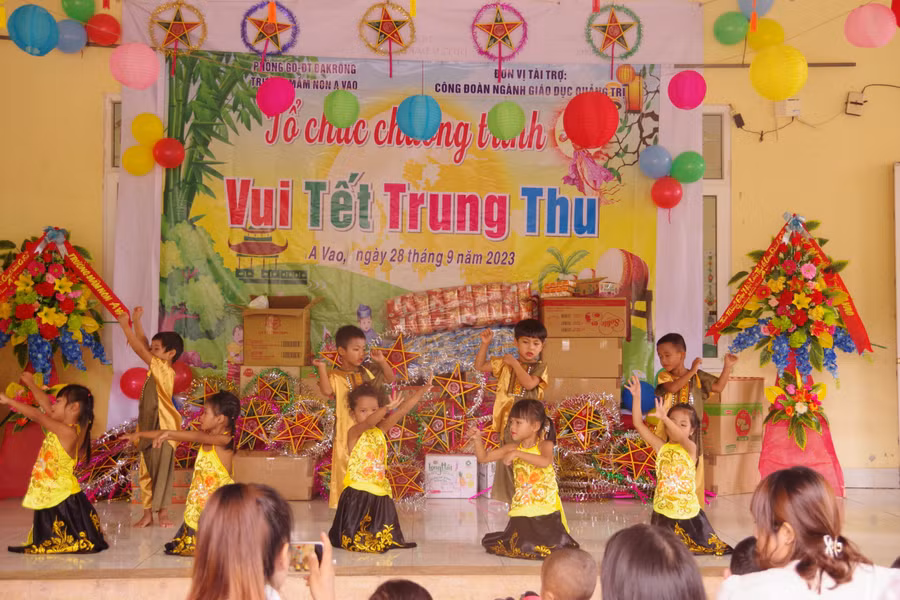 Tiết mục văn nghệ của trẻ em Trường Mầm non A Vao.