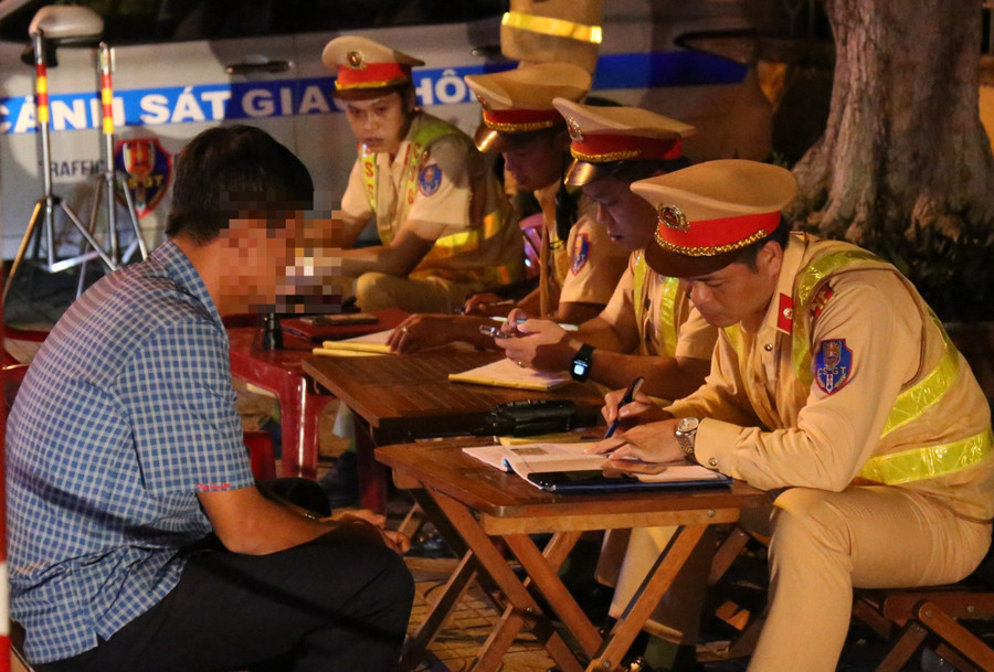 Tài xế bị lập biên bản về hành vi lái xe trong hơi thở có nồng độ cồn.