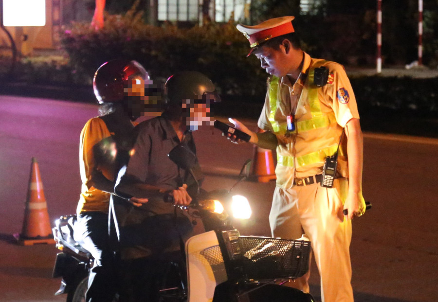 Lực lượng CSGT kiểm tra nồng độ cồn người tham gia giao thông.