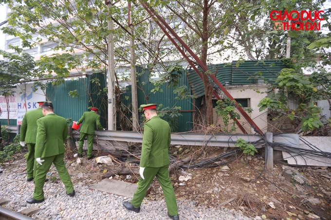 Ngay trong sáng ngày hôm nay 22/2, lực lượng công an phường Phương Mai đã dọn dẹp, thu gom toàn bộ số ông kim tiêm do những con nghiện để lại.