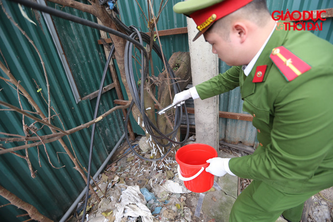 Toàn bộ số kim tiêm do các đối tượng nghiện hút để lại được thu gom.