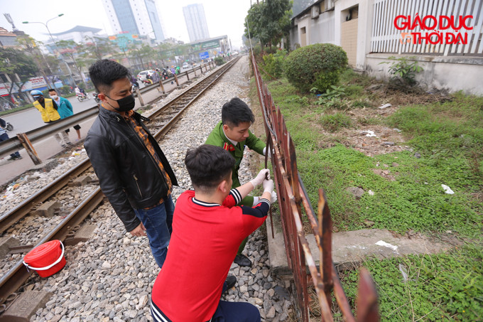 Lực lượng công an phường Phương Mai đã gia cố lại hàng rào hành lang an toàn đường sắt để ngăn những đối tượng nghiện vào trong.