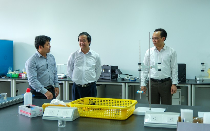 Bộ trưởng đến tham quan Tòa nhà Công nghệ cao và lắng nghe tâm tư nguyện vọng của giảng viên trường. Bộ trưởng đến tham quan Tòa nhà Công nghệ cao và lắng nghe tâm tư nguyện vọng của giảng viên trường.