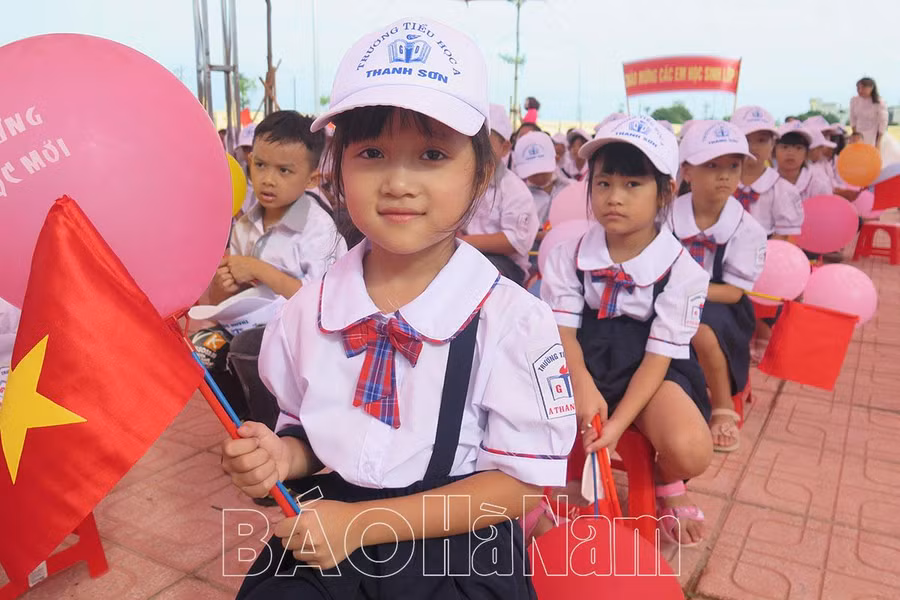 Niềm vui ngày khai giảng của học sinh tỉnh Hà Nam. (ảnh Báo Hà Nam)
