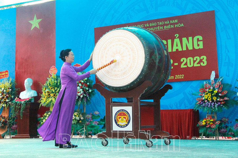 Đồng chí Lê Thị Thủy, Ủy viên Trung ương Đảng, Bí thư Tỉnh ủy, Chủ tịch HĐND tỉnh đánh trống khai giảng năm học mới tại trường THPT chuyên Biên Hòa (ảnh Báo Hà Nam)