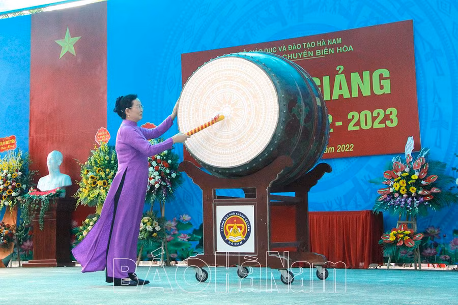 Đồng chí Lê Thị Thủy, Ủy viên Trung ương Đảng, Bí thư Tỉnh ủy, Chủ tịch HĐND tỉnh đánh trống khai giảng năm học mới tại trường THPT chuyên Biên Hòa (ảnh Báo Hà Nam)