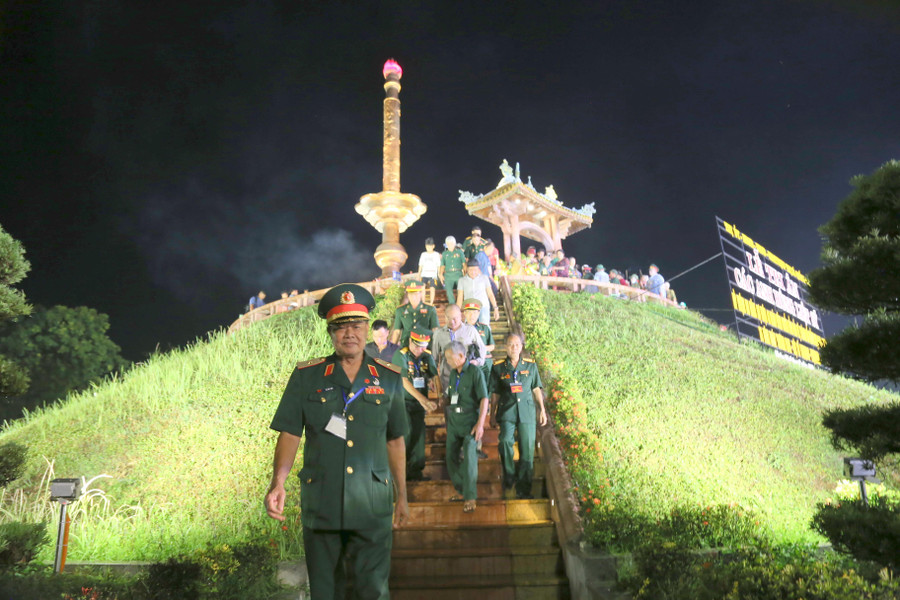 Hàng trăm cựu chiến binh đã về dưới chân Thành cổ để tri ân đồng đội.