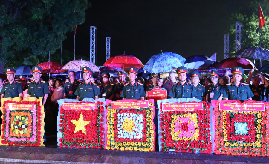 Những vòng hoa tươi thắm được chuẩn bị để thả xuống dòng sông Thạch Hãn.