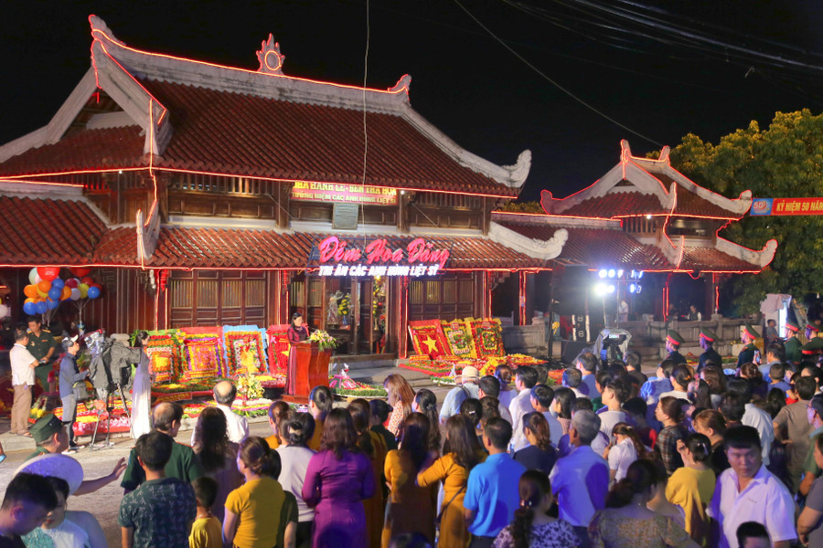 Lễ thả hoa tri ân liệt sĩ được tổ chức trang trọng tại khu nhà hành lễ.