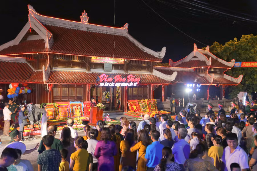 Lễ thả hoa tri ân liệt sĩ được tổ chức trang trọng tại khu nhà hành lễ.