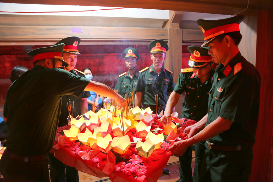 Lực lượng quân đội thực hiện nghi thức thả hoa tưởng niệm liệt sĩ.