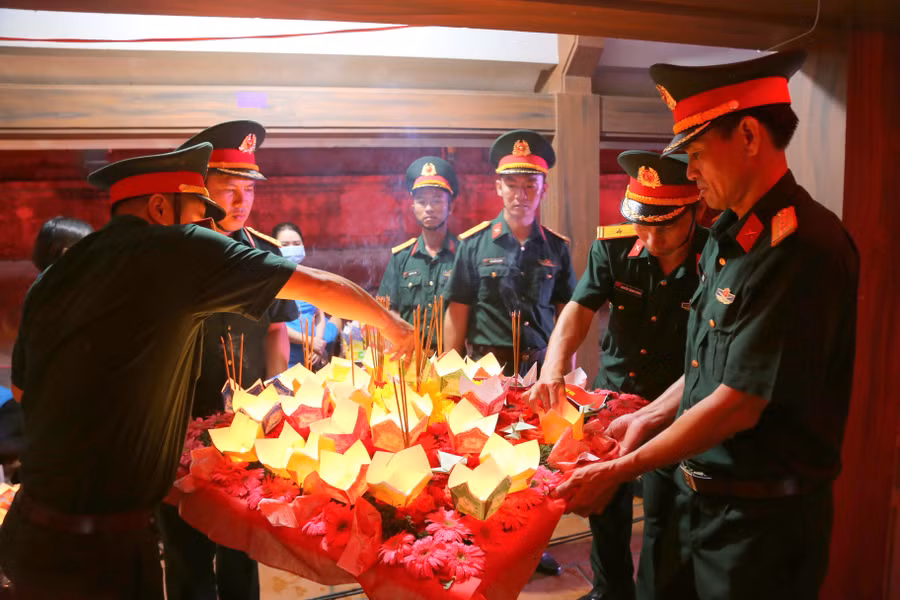 Lực lượng quân đội thực hiện nghi thức thả hoa tưởng niệm liệt sĩ.