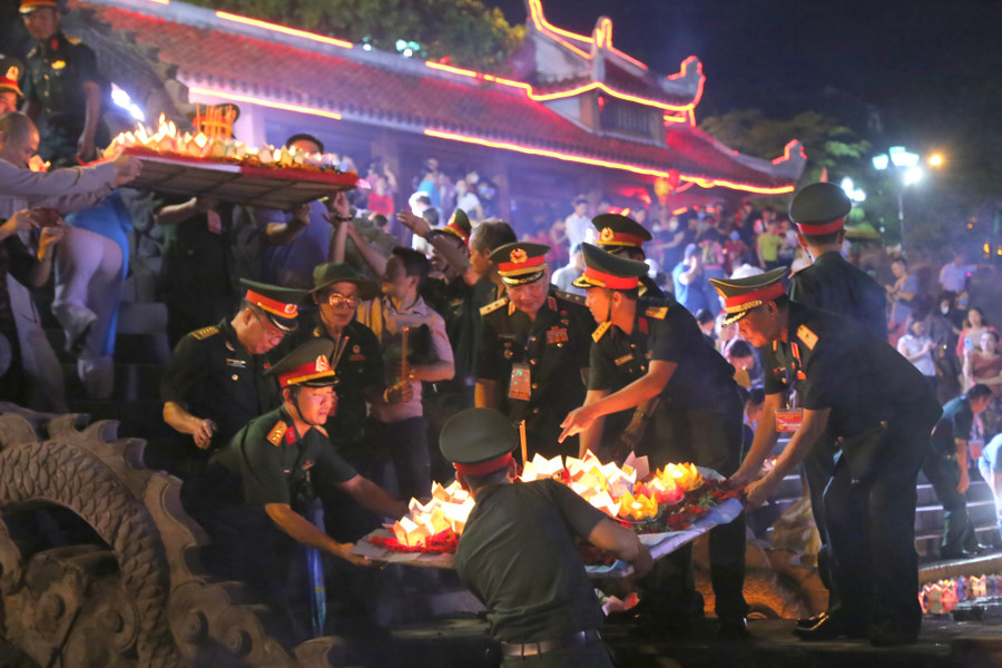 Lực lượng quân đội, cùng đông đảo cựu chiến binh thả hoa tưởng niệm liệt sĩ.